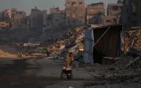 Dải Gaza: Người dân phải đi bộ, vác hàng cứu trợ hàng ngày