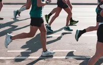 Vận động viên marathon Hàn Quốc bị xe tải đâm dẫn đến chết não khi đang thi đấu