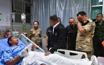 Thủ tướng Thái Lan không cầm được nước mắt khi thăm binh sĩ bị thương do mìn nổ ở biên giới