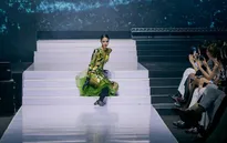 Quán quân Mai Hoa gặp sự cố trong lần đầu trình diễn tại Tuần lễ Thời trang Quốc tế Việt Nam