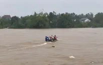 Lật ghe chở 3 người ở Huế, 1 người bị lũ cuốn mất tích