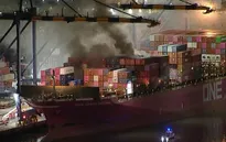 Tàu bốc cháy ở cảng, chính quyền Los Angeles (Mỹ) ban bố tình trạng khẩn cấp nghiêm trọng