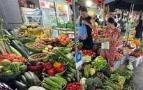 Giá rau xanh Hà Nội vẫn “neo cao”