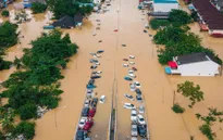Lực lượng cứu trợ gặp khó trong mưa lũ kỷ lục tại Thái Lan