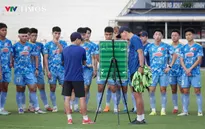 HLV Kim Sang-sik mang sa bàn ra sân dạy chiến thuật, U22 Việt Nam tập nhẹ