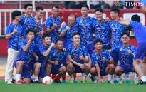 HLV Park Hang-seo xỏ giày ra sân, cùng Tiến Linh và nhiều học trò cũ "Lan toả yêu thương"