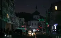 Hàng quán tại Ukraine "sáng tạo" đủ cách duy trì hoạt động giữa mùa đông mất điện