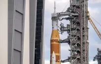 Tàu vũ trụ của NASA chuẩn bị đưa con người trở lại Mặt Trăng vấp phải tranh cãi về an toàn