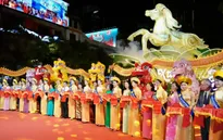 "Biển người" đổ về Đường hoa Nguyễn Huệ ngay sau lễ khai mạc