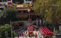 Người Việt ở Vientiane (Lào) đi lễ chùa đầu năm, hướng về quê hương, đất nước