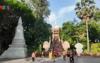 Nét xuân Việt trên đất nước chùa tháp