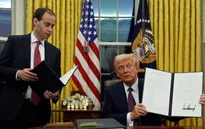 Chứng khoán Mỹ tăng mạnh sau khi Tòa án Tối cao bác thuế khẩn cấp của Tổng thống Trump