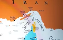Hàng trăm tàu mắc kẹt tại eo biển Hormuz