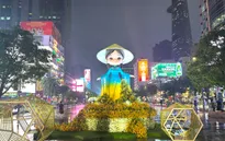 Người dân và du khách hào hứng trải nghiệm "Con đường Áo dài"