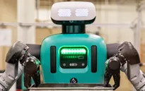 Robot hình người bắt đầu làm việc trong nhà máy phụ tùng ô tô
