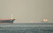Cú sốc Hormuz: Hàng triệu thùng dầu “mắc kẹt” mỗi ngày