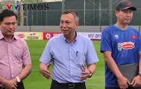 Xuân Son vẫn tập riêng, Chủ tịch Trần Quốc Tuấn xuống sân tiếp lửa cho đội tuyển