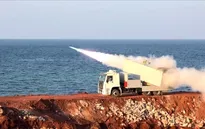 Iran tuyên bố bắn trúng tàu có liên hệ với Israel tại eo biển Hormuz