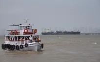 Hơn 800 tàu mắc kẹt chờ mở đường thoát qua eo biển Hormuz