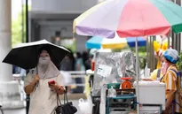 Nắng nóng gay gắt, người dân Thái Lan đổ xô đến các điểm tránh nóng