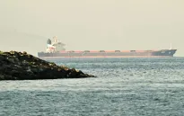 Ba siêu tàu chở dầu đi qua eo biển Hormuz giữa lệnh ngừng bắn mong manh