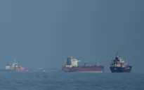 Một số tàu chở dầu bị trừng phạt đi qua eo biển Hormuz bất chấp lệnh phong tỏa của Mỹ