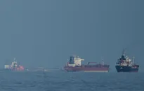 Tàu chiến Iran nổ súng vào tàu chở dầu ở eo biển Hormuz