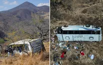 Xe bus lao khỏi đường cao tốc ở Mexico, ít nhất 11 người tử vong