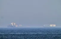 Mỹ bắt đầu hỗ trợ giải phóng các tàu mắc kẹt ở eo biển Hormuz