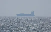 Hai tàu bị tấn công gần eo biển Hormuz trong vài giờ