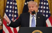 Tổng thống Trump tạm dừng chiến dịch hộ tống tàu qua eo biển Hormuz