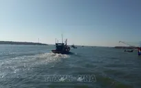 Đưa 4 ngư dân gặp nạn trên vùng biển Cô Tô vào bờ an toàn