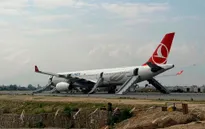 Máy bay Turkish Airlines bốc khói khi hạ cánh tại sân bay Nepal