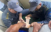 Tàu kiểm ngư kịp thời cấp cứu ngư dân bị tai nạn lao động trên biển
