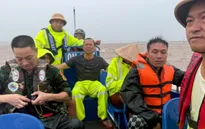Cứu 3 thuyền viên trên tàu bị chìm sau hơn 12 giờ mất liên lạc do ảnh hưởng bão số 1