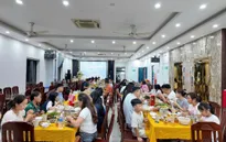 Chủ khách sạn ở Cô Tô mổ lợn đãi khách bị mắc kẹt do bão số 1