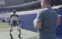 Robot hình người lần đầu tiên giao bóng tại World Cup