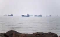 Giao thông qua eo biển Hormuz tiếp tục bị đình trệ