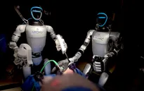 Robot hình người lần đầu phẫu thuật trên lợn sống