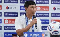 HLV Kim Sang-sik nói về quyết định sớm rút Đình Bắc trong trận hòa Singapore