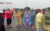 Khán giả đội mưa đến sân cổ vũ đội tuyển Việt Nam