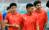 HLV Kim Sang-sik khảo sát mặt sân đấu Malaysia trước buổi tập của toàn đội
