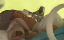 Em bé chào đời giữa động đất ở Indonesia