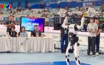 Robot hình người vô địch cử tạ