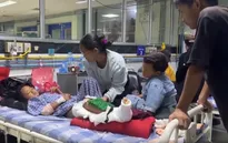 Người mẹ đoàn tụ với con trai sau 3 ngày mất tích trong lũ quét ở Nepal