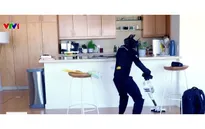 Robot hình người làm việc nhà 