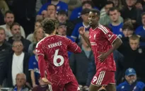 Isak lập cú đúp, Liverpool giành chiến thắng đầu tiên tại Premier League