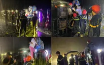 Cứu 19 người trong xe khách giường nằm bị lật xuống mương giữa trời mưa lớn