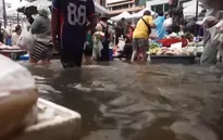 Thái Lan: Đường phố Bangkok vẫn ngập sâu dù mưa đã giảm