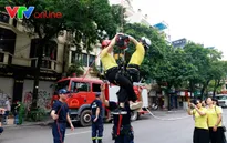 Người dân hào hứng trải nghiệm chữa cháy, cứu nạn tại Hồ Gươm